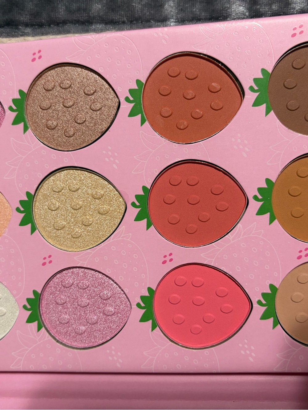 Source Unknown Strawberry Motif Eyeshadow Palette — Pink, Gold, Coral, Brown